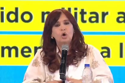 "Lo dicen Larreta, Dujovne y Yeyati. Si encontraron el país así 'qué hicieron en sus cuatro años de gobierno para entregarlo hecho percha?'”, dijo Cristina Kirchner