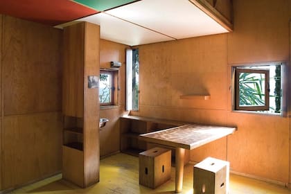 Lo esencial se hace visible: un lavatorio separado de una de las dos camas por un armario, una mesa y dos cajones como asientos. Con su ojo de artista, el maestro hizo ventanas mínimas para enmarcar elementos específicos del paisaje como en un cuadro vivo