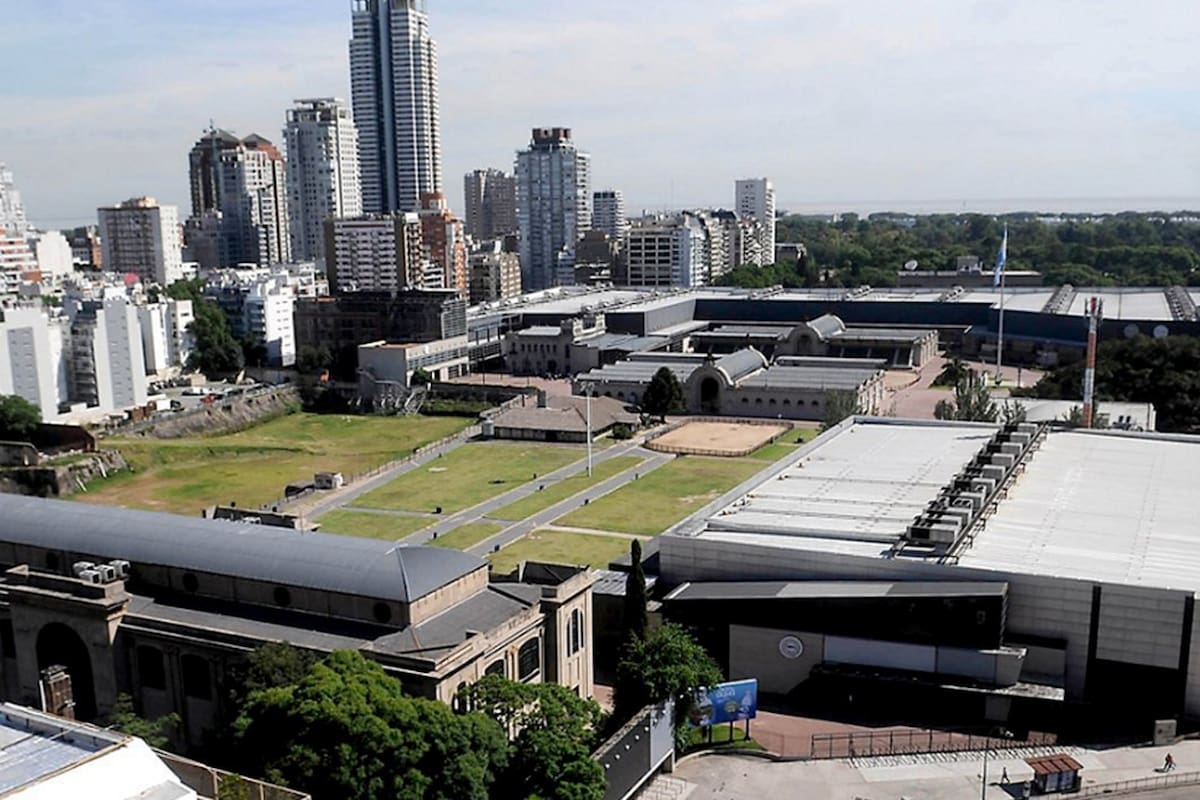 Lo hará en el juicio oral que se inicia esta semana por la polémica venta de la sede de la entidad, por la que están acusados Menem y Cavallo; el proceso se da en medio de las tensiones con el campo