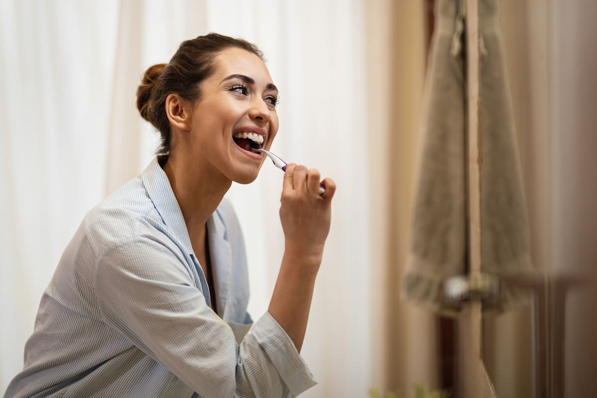 Lo ideal es cepillarse los dientes una vez en la mañana y otra en la noche antes de irse a dormir (Archivo)