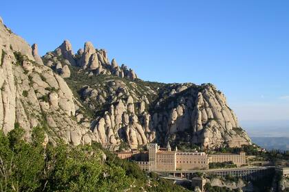 Lo ideal es llegar en tren y disfrutar de los medios de elevación, como un teleférico que ofrece panorámicas del paisaje y también del santuario, cuya comunidad está integrada por 80 monjes