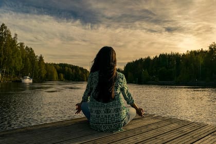 El experto recomienda integrar prácticas como la meditación y la respiración consciente