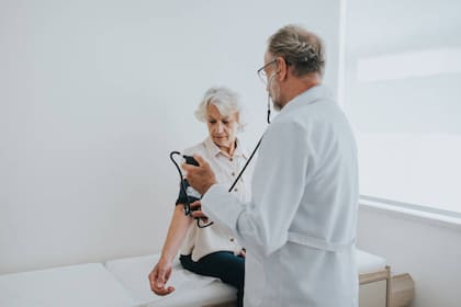 Lo ideal es tener la presión arterial en 120/80 si está por encima de 140/ 90 ya se es hipertenso y hay que prender las alertas (Foto: istock)