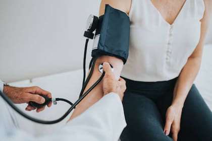 Lo ideal es tener la presión arterial en 120/80 si está por encima de 140/ 90 ya se es hipertenso y hay que prender las alertas (Foto: istock)