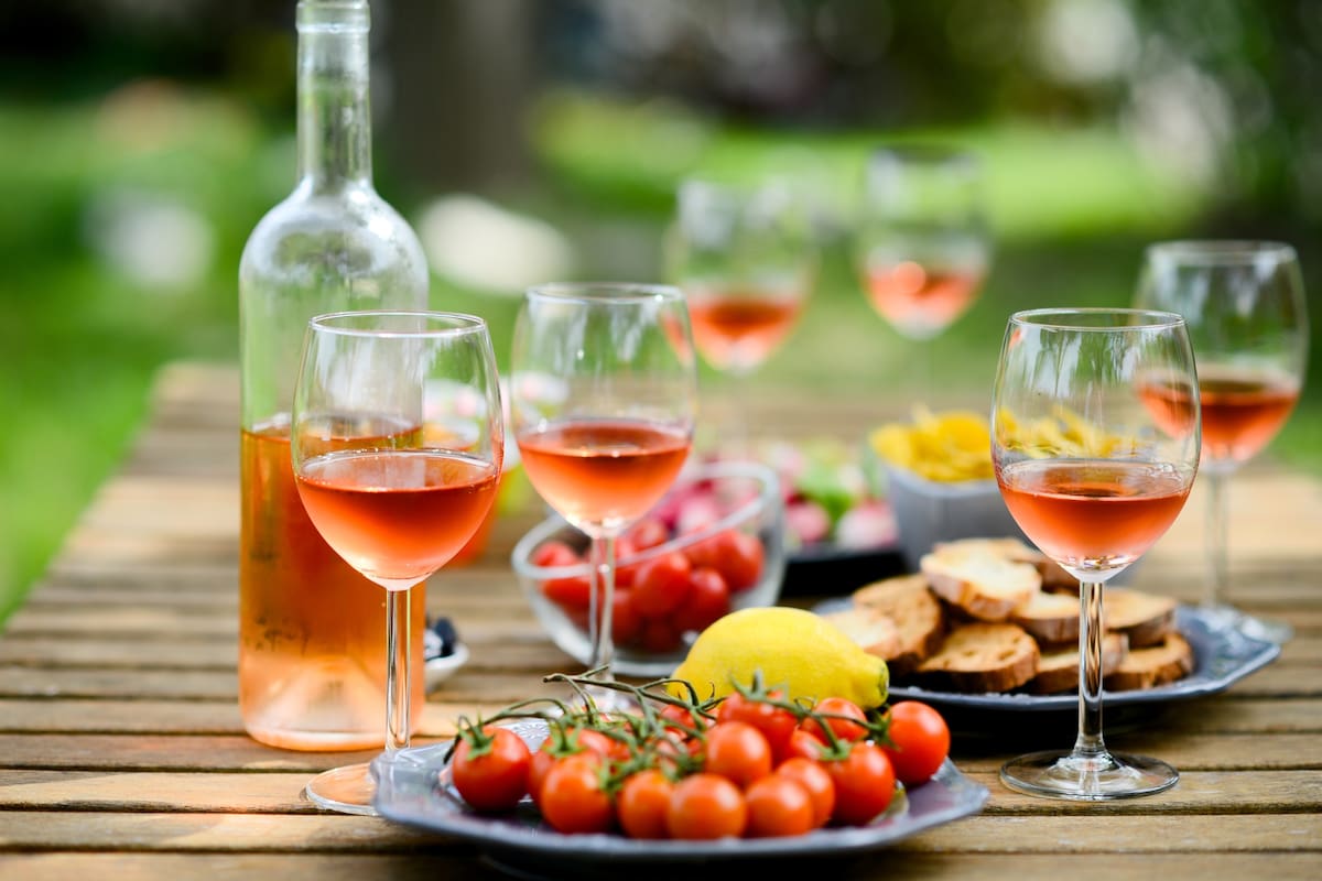Lo ideal es tener una cava, o al menos el vino en la heladera listo para ser tomado pero no es excluyente