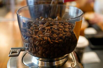 Lo ideal es utilizar café tostado en grano, no molido, para evitar derrames que ensucien las superficies del vehículo