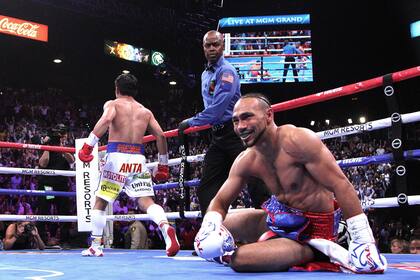 Lo impensado: Manny Pacquiao manda a la lona a Keith Thurman en Las Vegas