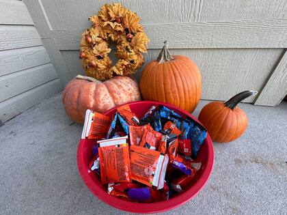 Lo importante durante Halloween no es obsesionarse por no comer dulces, sino mantener un equilibrio: los padres no siempre pueden controlar los excesos de una noche festiva, pero sí pueden asegurarse de que su familia disfrute de una comida balanceada antes de salir (AP Foto/Nick Ingram)