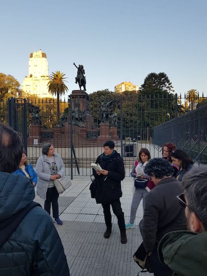 “Lo lindo es pensar que justamente el visitante, al estar ahí, y quizás sin advertirlo, lo está manteniendo vivo a Borges y lo sigue convirtiendo en historia, una reciprocidad que convive con la que Borges buscaba y tenía con sus lectores”, reflexiona el guía