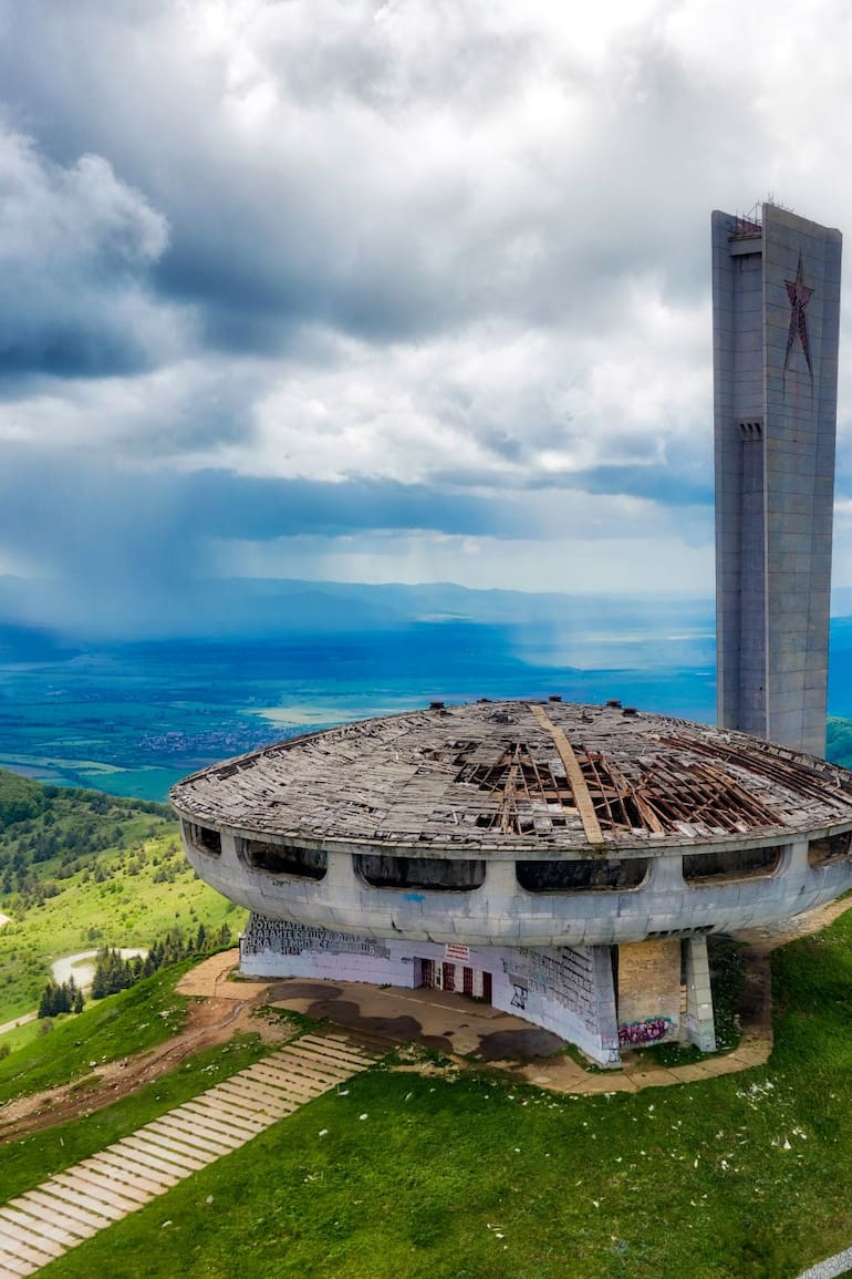 Lo llaman el Ovni comunista y el costoso edificio fue objeto de restauradores
