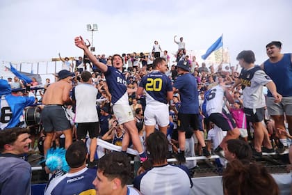 Lo logró: Champagnat celebra el retorno al torneo superior de la Unión de Rugby de Buenos Aires, gracias a un 42-36 en la cancha de Los Matreros.