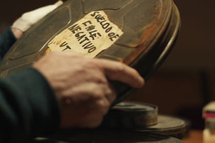 Lo más asombroso del documental es el material de archivo, generado por la Colonia misma, 400 horas de grabación que fueron rescatadas