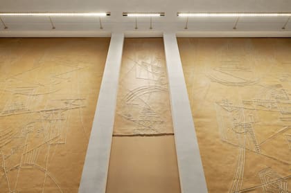 Lo más atractivo del Apple Store para los amantes del arte: los graffitis realizados por el célebre pintor italiano Afro Basaldella, que habían quedado ocultos y que también fueron restaurados