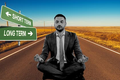 Lo más conveniente parece obedecer al viejo lema “si no puedes vencerlos, únete a ellos”; y en el mundo bursátil, esto implica invertir en índices de referencia con un horizonte de largo plazo