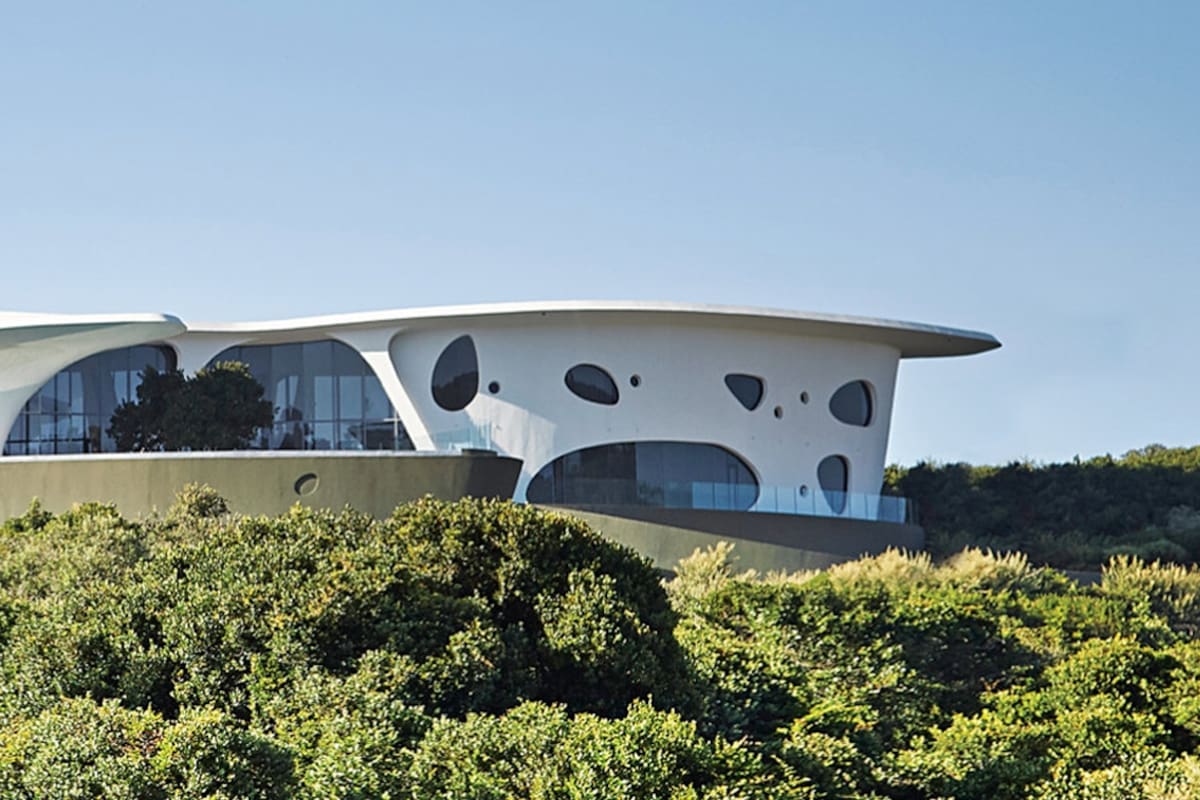 Lo más exuberante de la arquitectura de los años 60 y principios del siglo XXI se reversiona en esta casa que se deja atravesar por el paisaje y que es tan única e irrepetible como todo ser vivo.