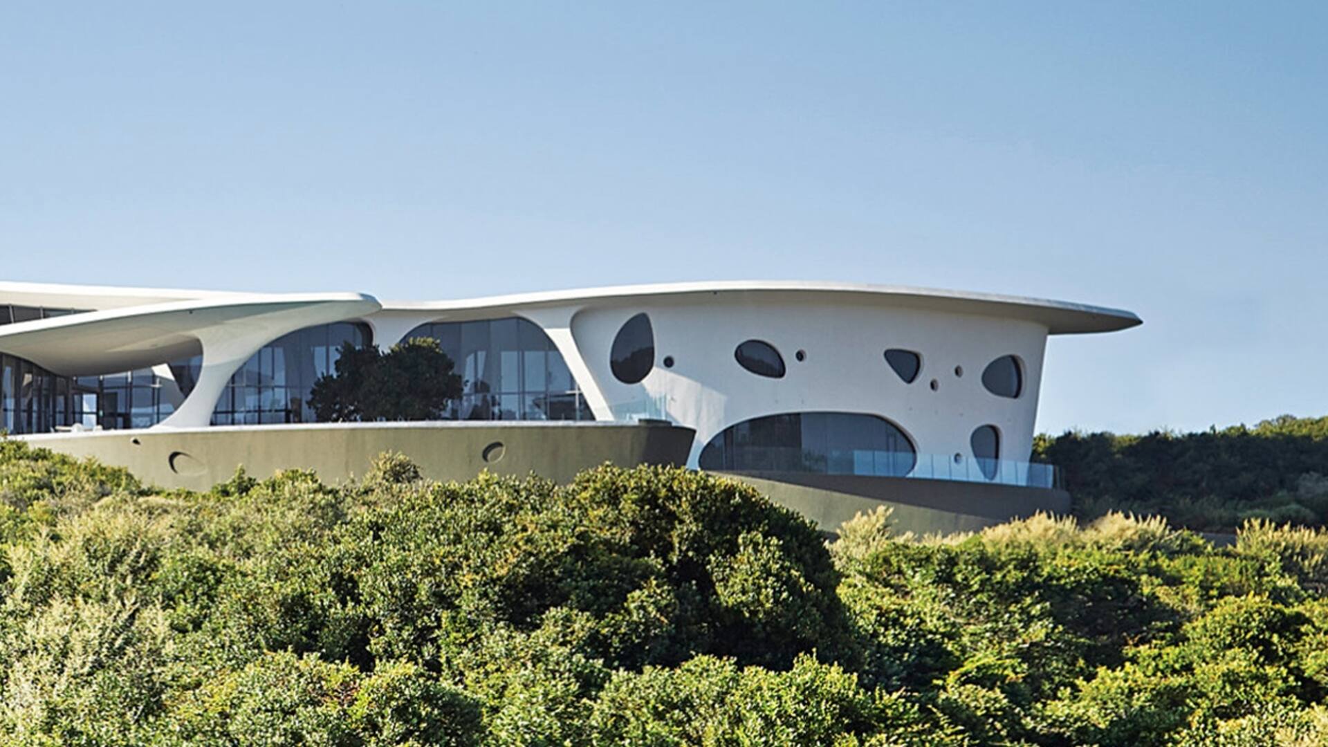 Lo más exuberante de la arquitectura de los años 60 y principios del siglo XXI se reversiona en esta casa que se deja atravesar por el paisaje y que es tan única e irrepetible como todo ser vivo.