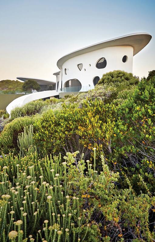 Lo más exuberante de la arquitectura de los años 60 y principios del siglo XXI se reversiona en esta casa que se deja atravesar por el paisaje y que es tan única e irrepetible como todo ser vivo.