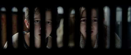 Lo más interesante de Bajo tus pies, aún con todos los problemas en su explícita resolución, radica en la comprensión de la esencia del cuento de hadas, representación distorsionada e infantil de miedos concretos y muy humanos