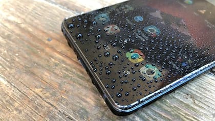 Lo más recomendable es desarmar el celular hasta lo que puedas
