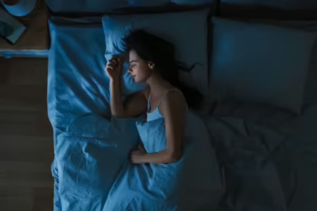 Lo más recomendable es secar el cabello antes de dormir. Foto:iStock