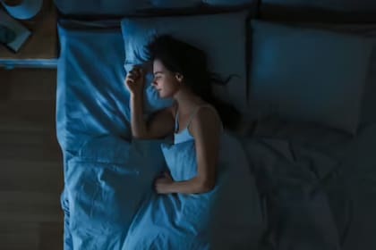 Lo más recomendable es secar el cabello antes de dormir. Foto:iStock