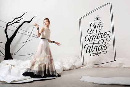 Lo nuevo te espera adelante. No te detengas ni te quedes presa de lo que ya fue.