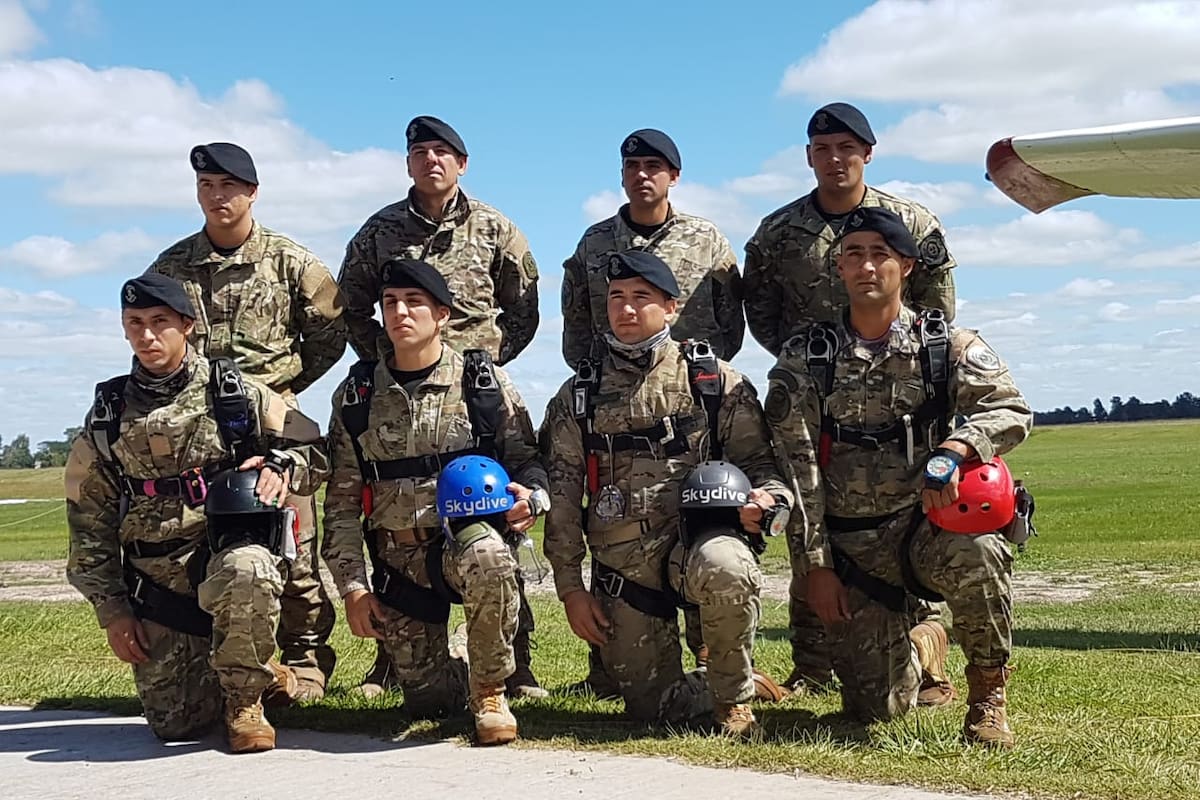 Lo ocho egresados de la fuerza especial