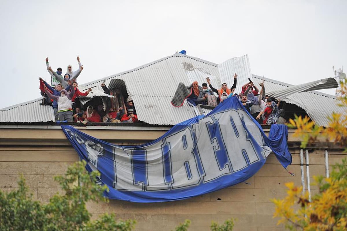 Lo presos arrancaron los techos y colgaron banderas