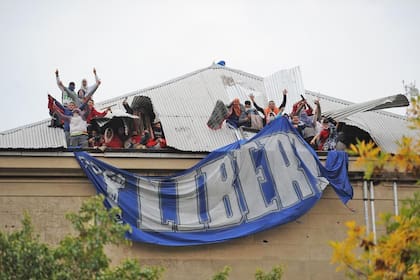Lo presos arrancaron los techos y colgaron banderas