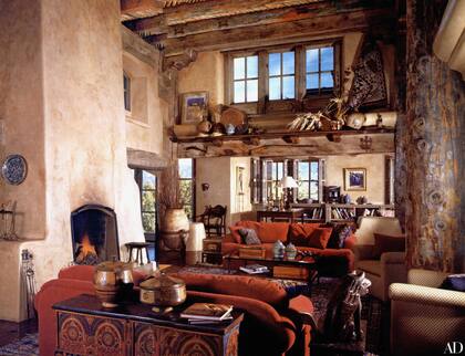 Lo que distingue esta residencia es su carácter arquitectónico híbrido, que integra elementos de estilo Pueblo, colonial de Nuevo México y barroco español