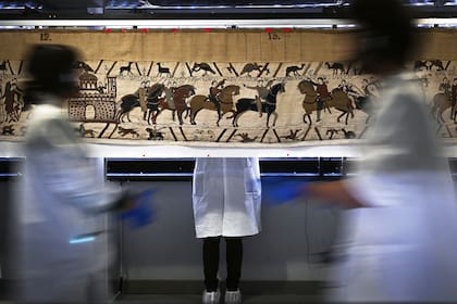 Lo que el tapiz de Bayeux revela sobre la sangrienta y obscena realidad de la Edad Media.