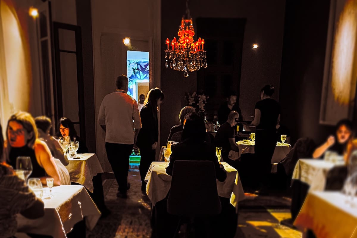 Lo que eran dos dormitorios es donde hoy funciona el restaurante. Las alfombras son de casas de familiares y amigos.