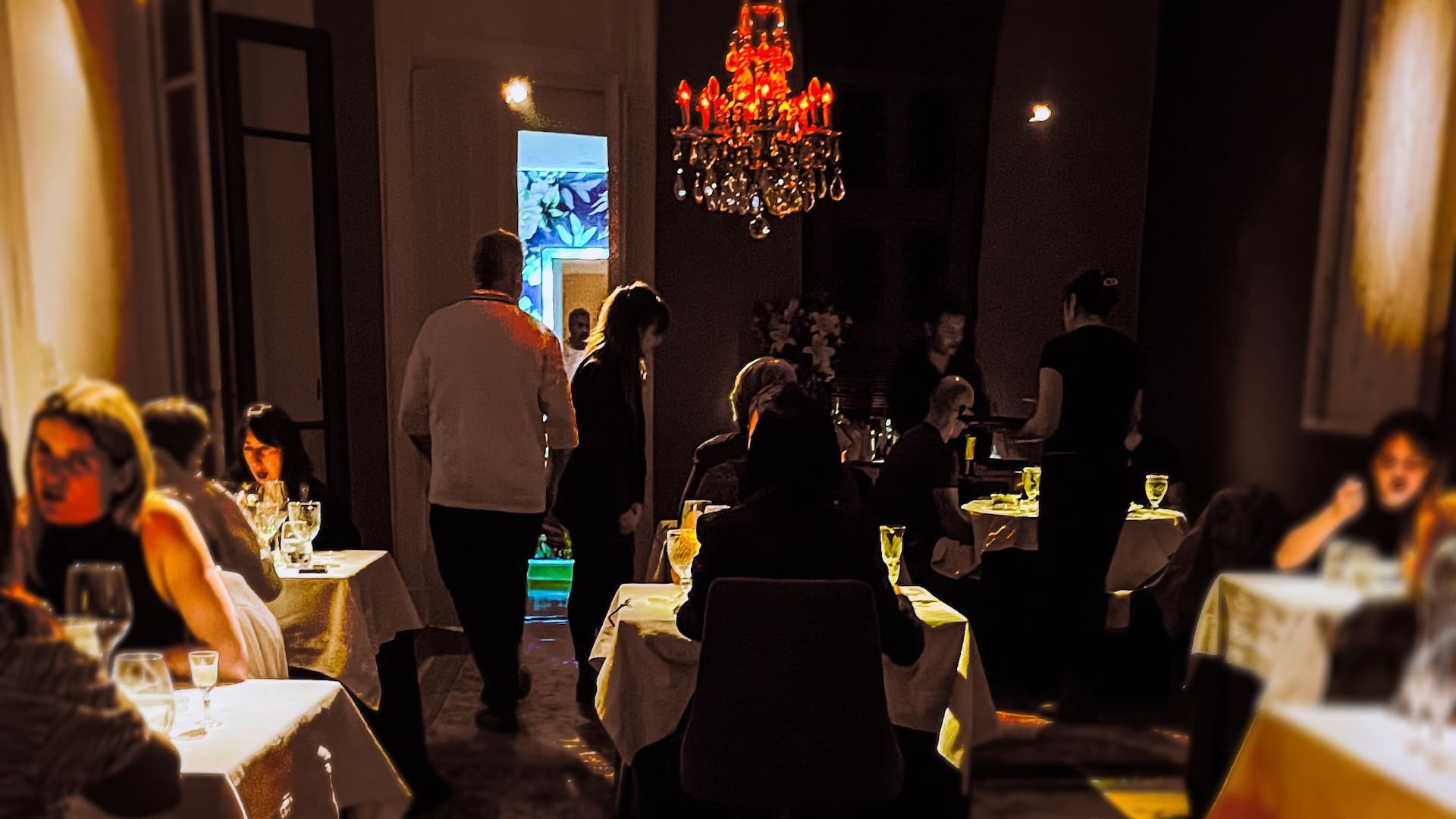 Lo que eran dos dormitorios es donde hoy funciona el restaurante. Las alfombras son de casas de familiares y amigos.