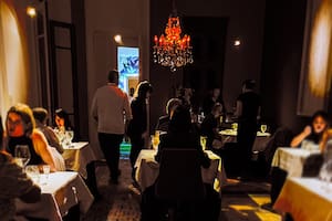 Lo que eran dos dormitorios es donde hoy funciona el restaurante. Las alfombras son de casas de familiares y amigos.