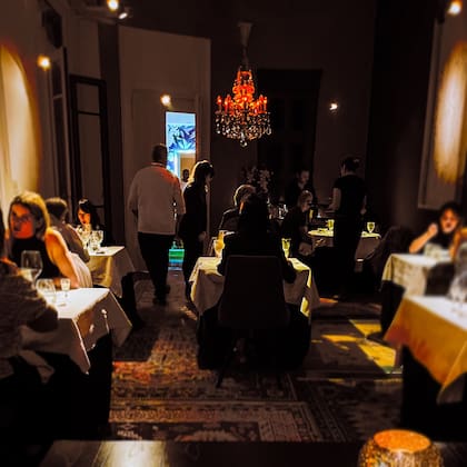 Lo que eran dos dormitorios es donde hoy funciona el restaurante. Las alfombras son de casas de familiares y amigos.