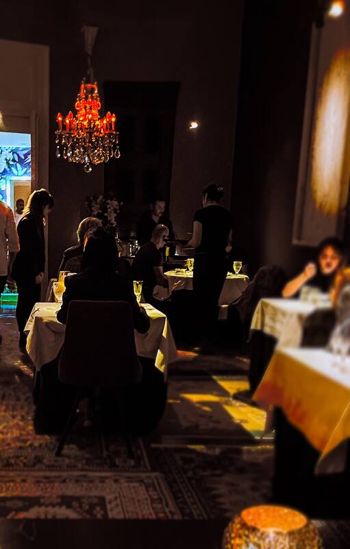 Lo que eran dos dormitorios es donde hoy funciona el restaurante. Las alfombras son de casas de familiares y amigos.