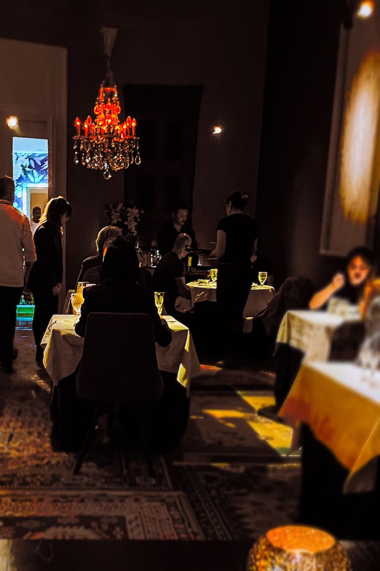 Lo que eran dos dormitorios es donde hoy funciona el restaurante. Las alfombras son de casas de familiares y amigos.