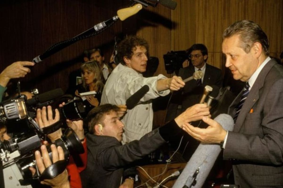 Lo que habría sido una rueda de prensa aburrida se convirtió en un momento histórico cuando Ehrman le preguntó a Günter Schabowski sobre el levantamiento de las restricciones a los viajes