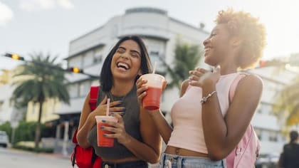 Lo que hace que elijamos a unas personas sobre otras para ser amigos se basa, segun Dunbar, en 7 pilares. Uno de ellos es tener el mismo sentido del humor