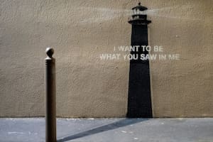 Lo que impide y lo que ilumina, en un mismo reflejo, la imagen que Bansky compartió ayer en redes sociales
