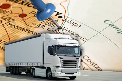 Lo que inició como la recuperación de un vehículo de carga con reporte de robo terminó en el rescate de 229 migrantes que permanecían encerrados en el remolque dentro de un corralón policial en Veracruz