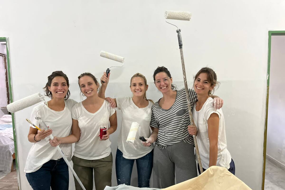 Lo que más hacen los voluntarios es reparar baños, pintar habitaciones y reacondicionar aberturas