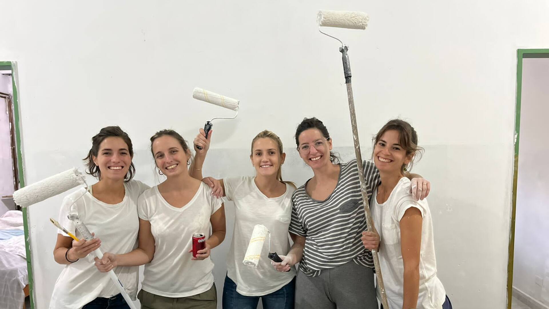 Lo que más hacen los voluntarios es reparar baños, pintar habitaciones y reacondicionar aberturas