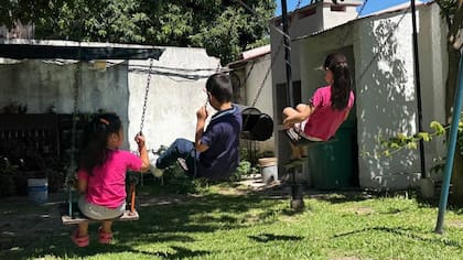 "Lo que más les gusta es andar en bici y subirse a las hamacas", cuenta María