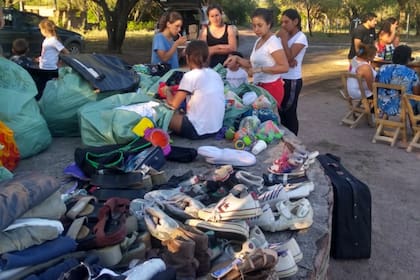 Lo que más necesitan los habitantes de los parajes es calzado. "La gente anda descalza", cuenta Carolina.
