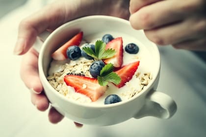 Lo que no puede faltar en su desayuno es yogur griego sin azúcar, acompañado de frutas frescas como frutillas, arándanos o bananas