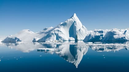 El calentamiento global favorece la formación de agua de deshielo, un factor que puede acelerar el desplazamiento de las masas de hielo