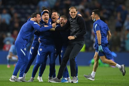 Lo que pudo hacer en agosto se le dio nueve meses más tarde: Thomas Tuchel festeja ser el diseñador del campeón de Europa.