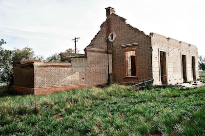 Lo que queda de la vieja estación de Estela. A su alrededor nació el pueblo que está por quedar completamente abandonado.