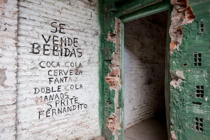 Lo que queda de un kiosco adentro del Elefante Blanco